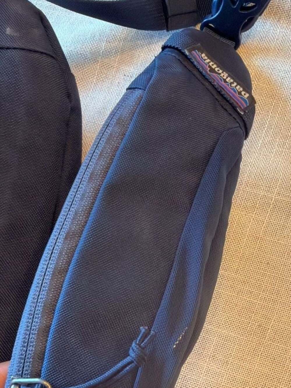Patagonia Atom Sling Bag 8L Black Crossbody Daypack - Picture 5 of 5